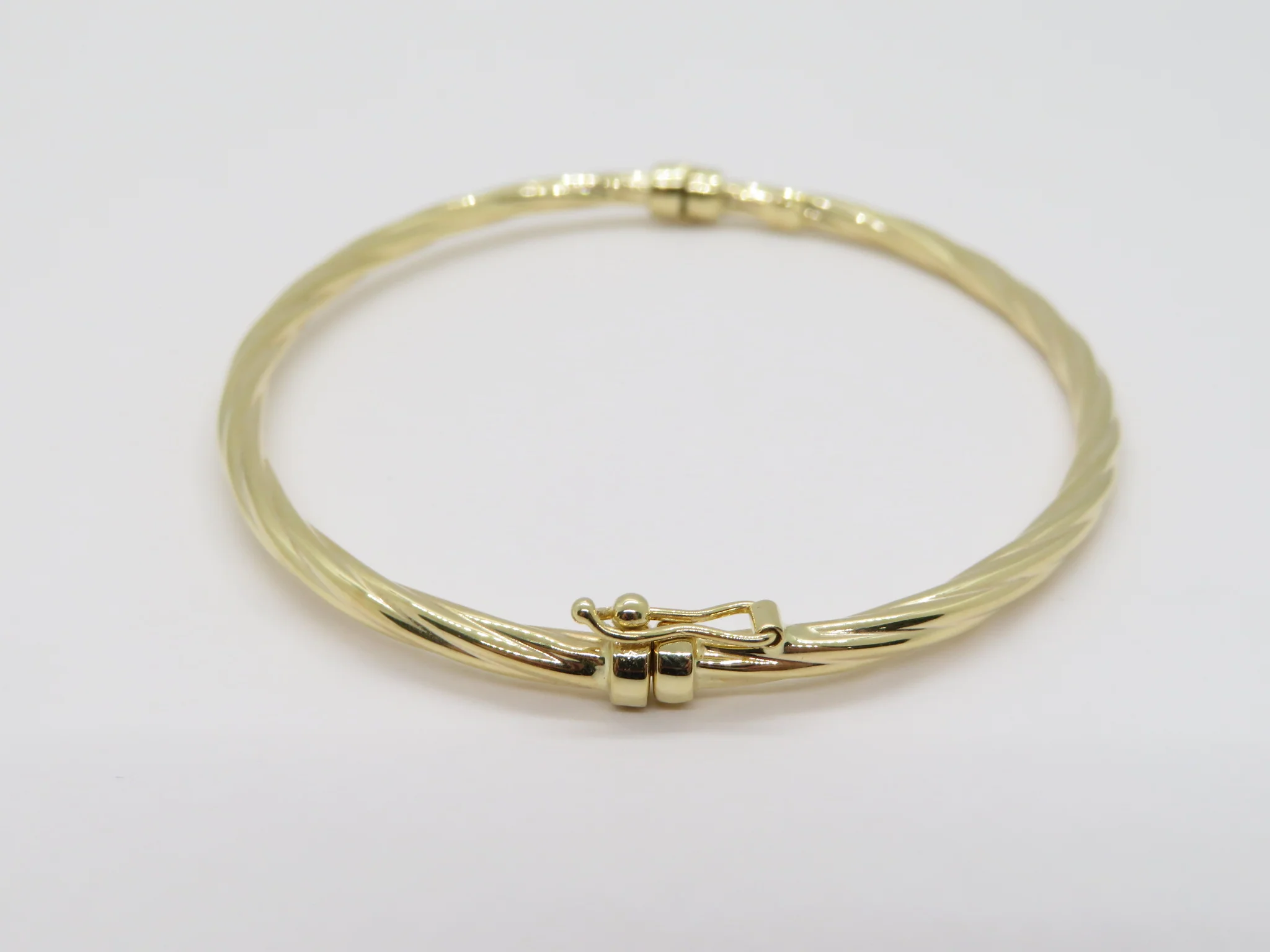 10k Yellow Gold Twist Bangle - Image 4