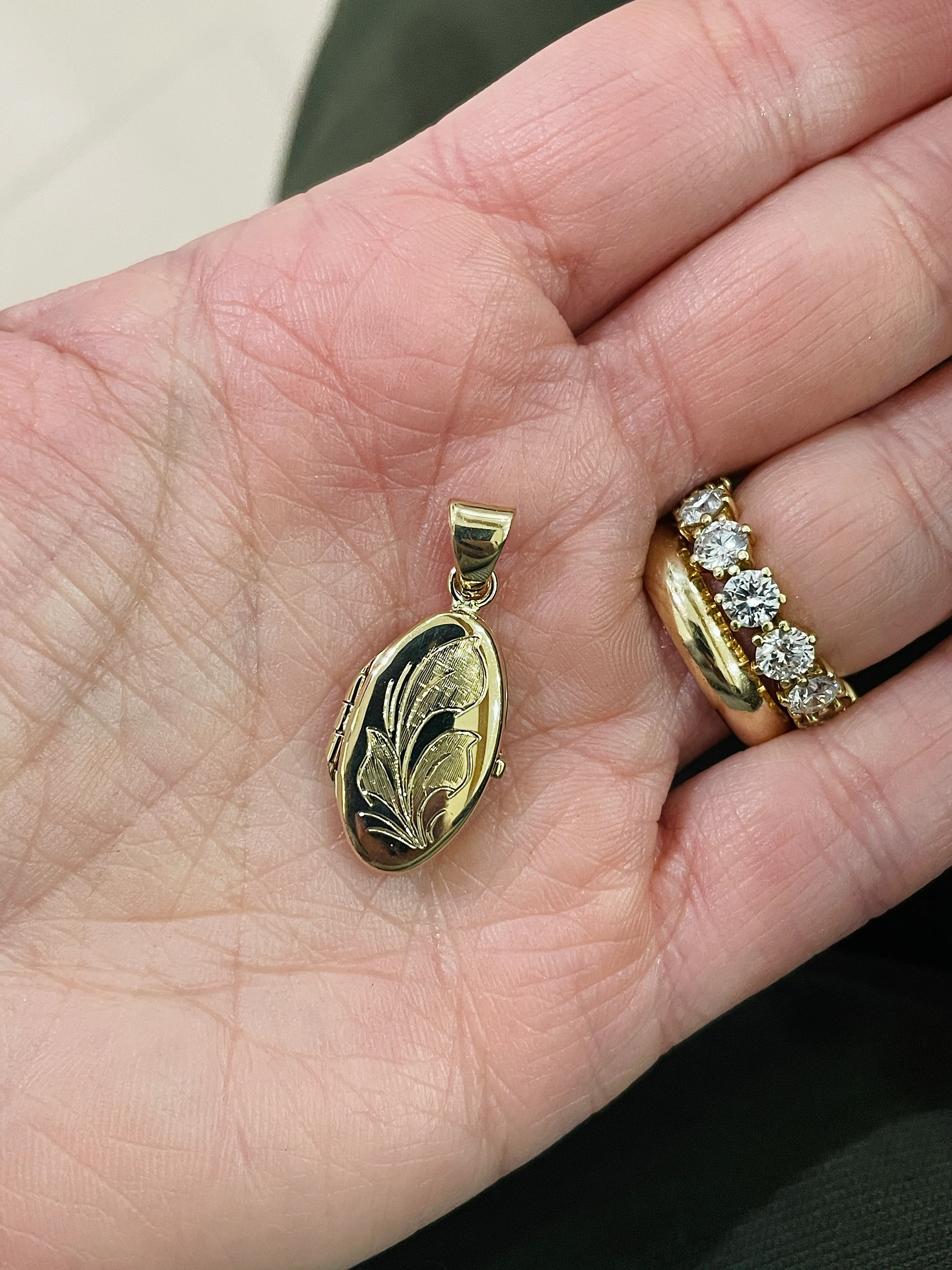 10k Yellow Gold Oval Locket Pendant - Image 5