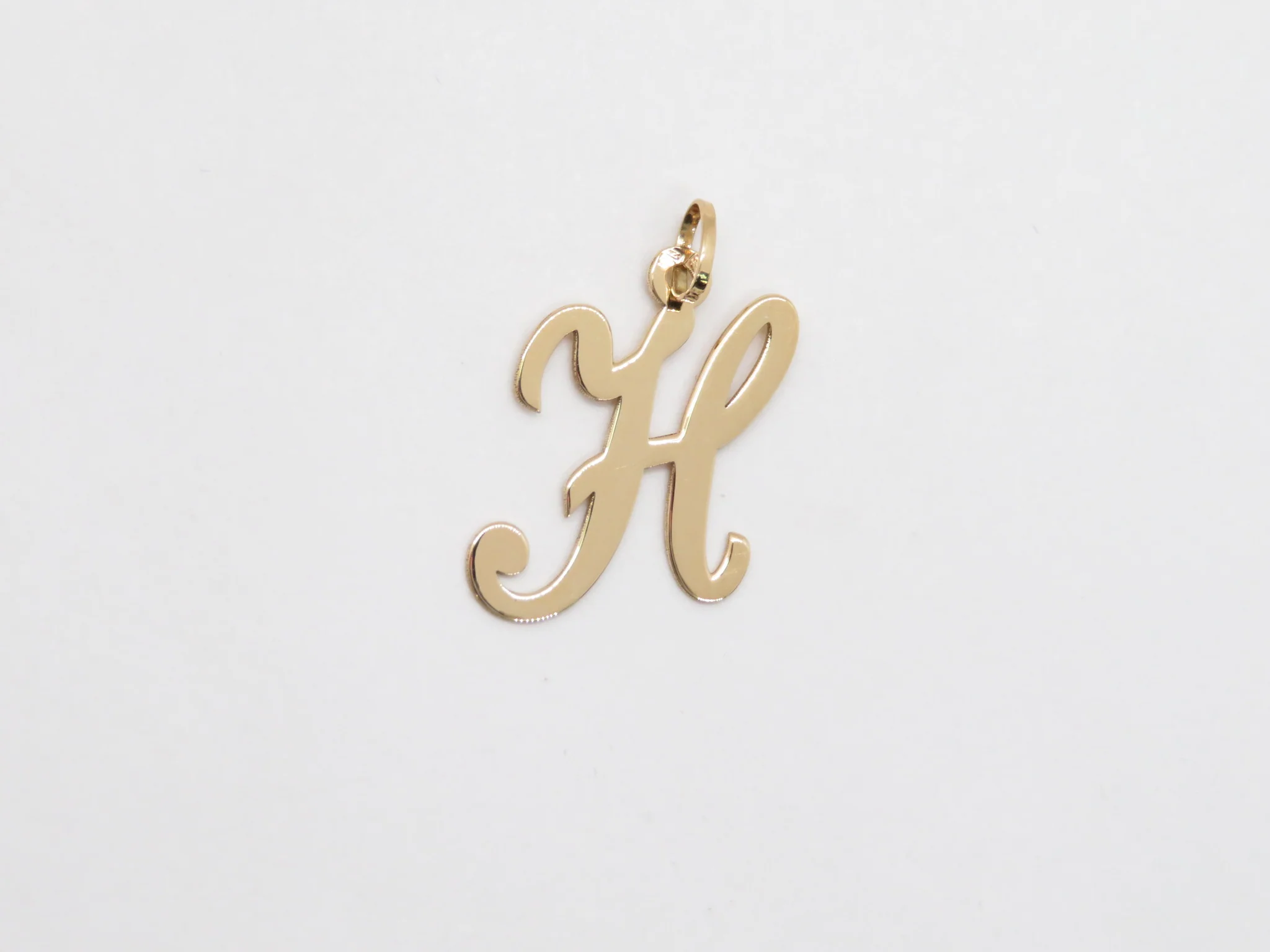 19.25k Yellow Gold Cursive Initial Pendant - Image 10