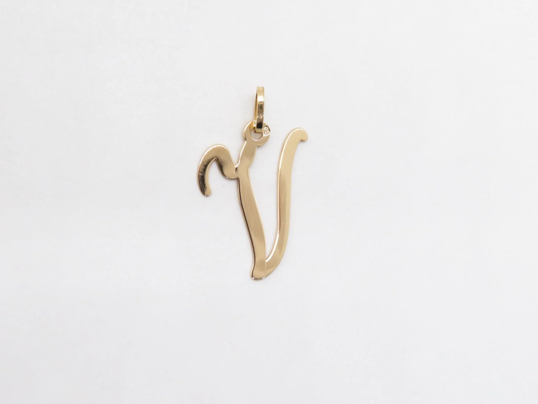19.25k Yellow Gold Cursive Initial Pendant - Image 24