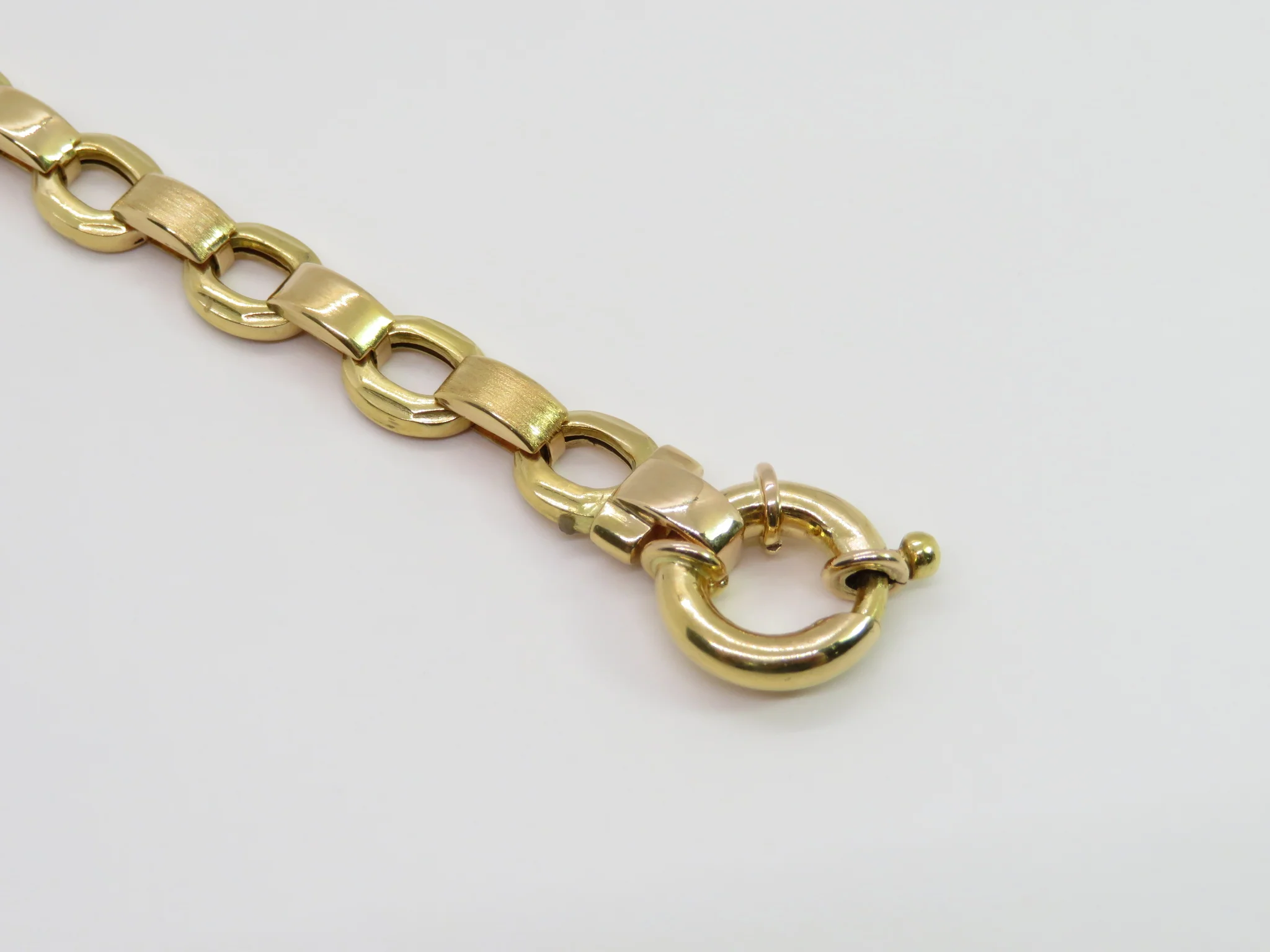19.25k Yellow Gold Interlocking Matte & Polished Link Bracelet - Image 3