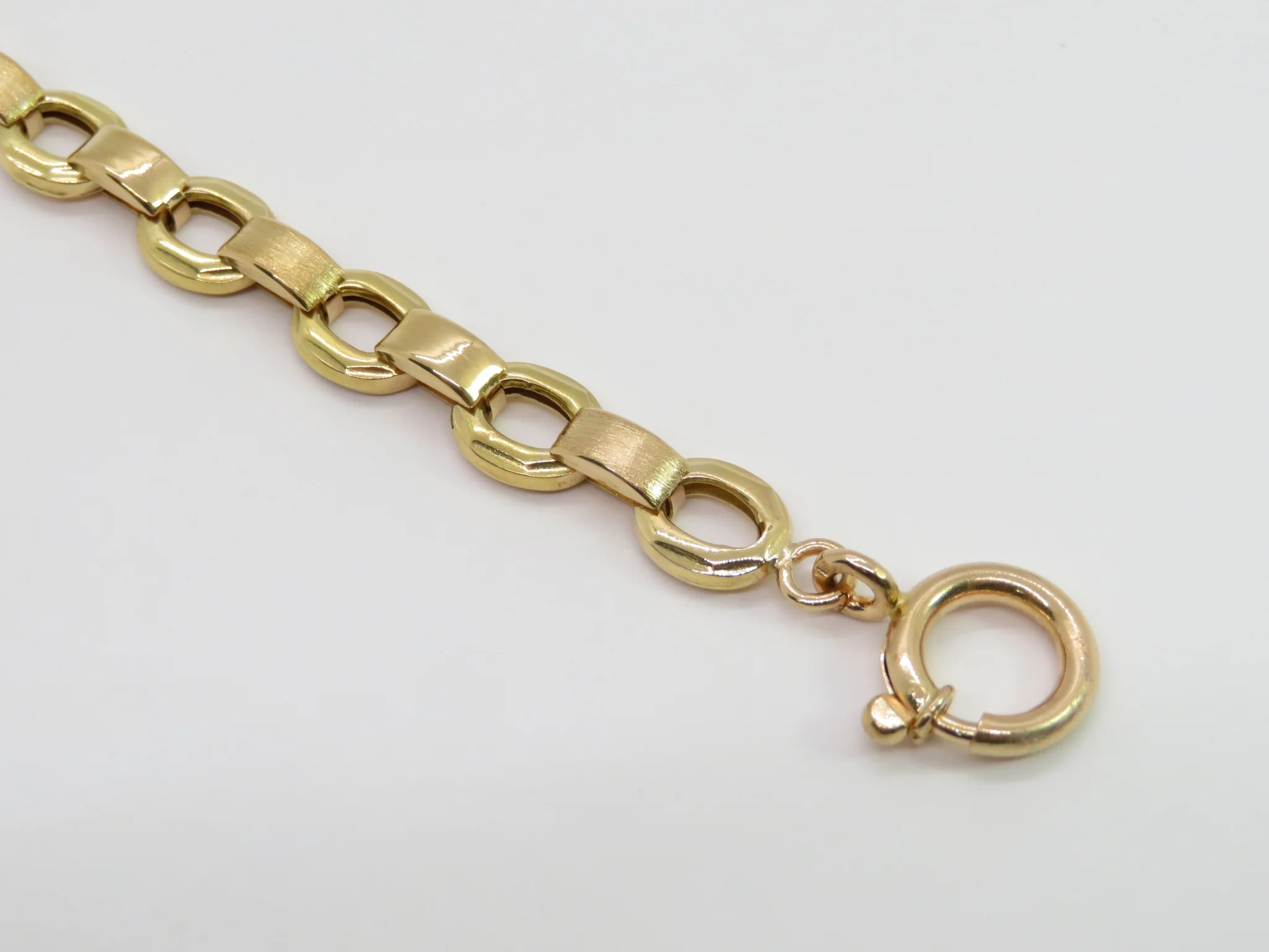 19.25k Yellow Gold Interlocking Matte & Polished Link Bracelet - Image 5
