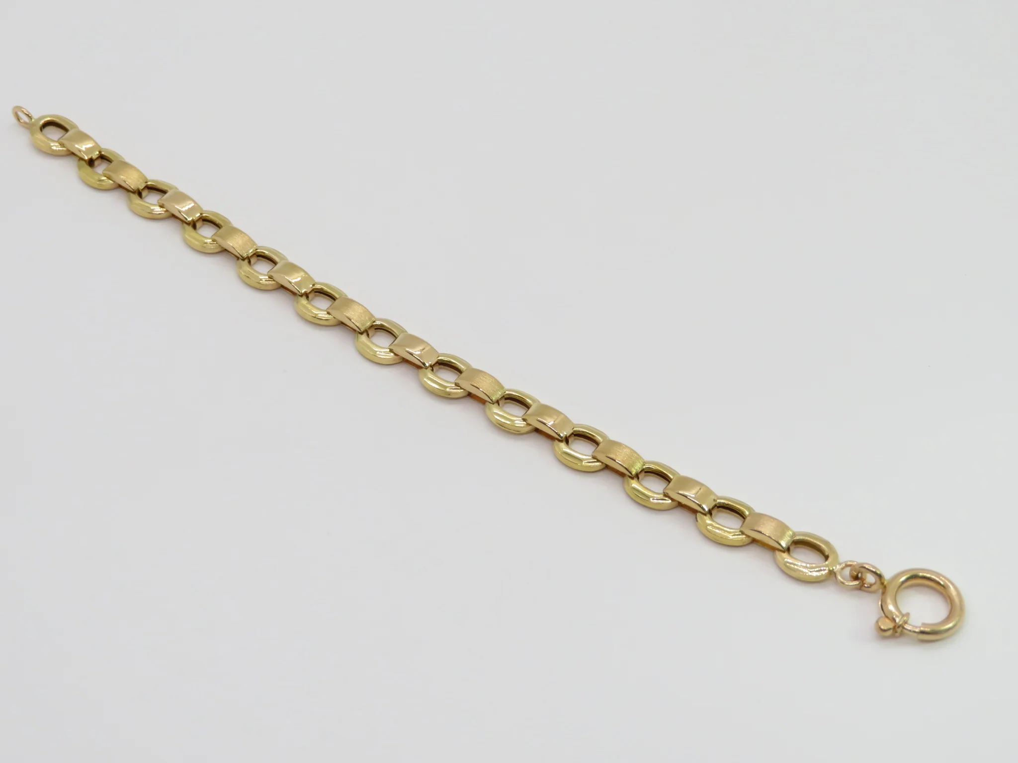 19.25k Yellow Gold Interlocking Matte & Polished Link Bracelet - Image 6