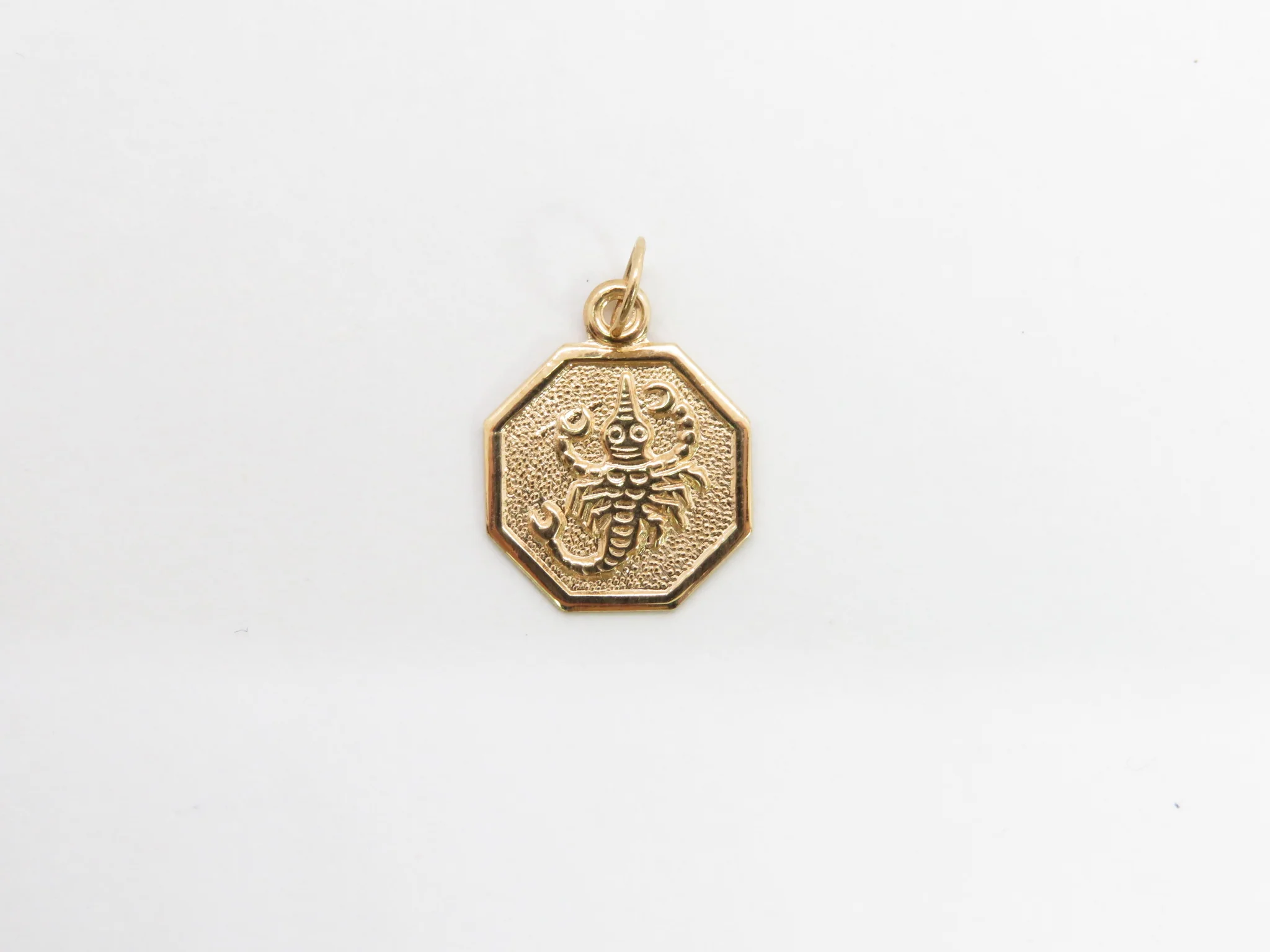 19.25k Yellow Gold Octagonal Zodiac Pendant - Image 10