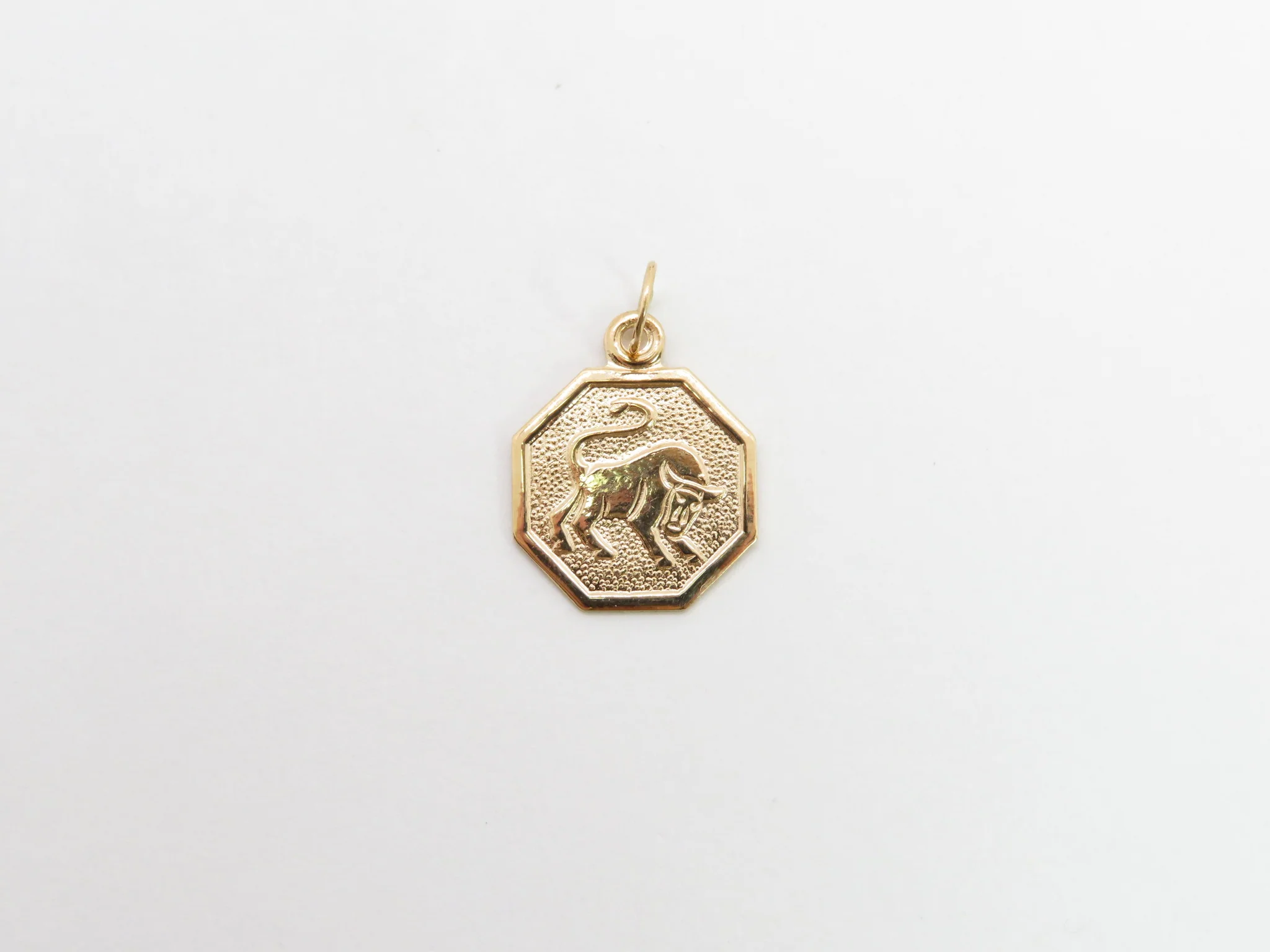 19.25k Yellow Gold Octagonal Zodiac Pendant - Image 4