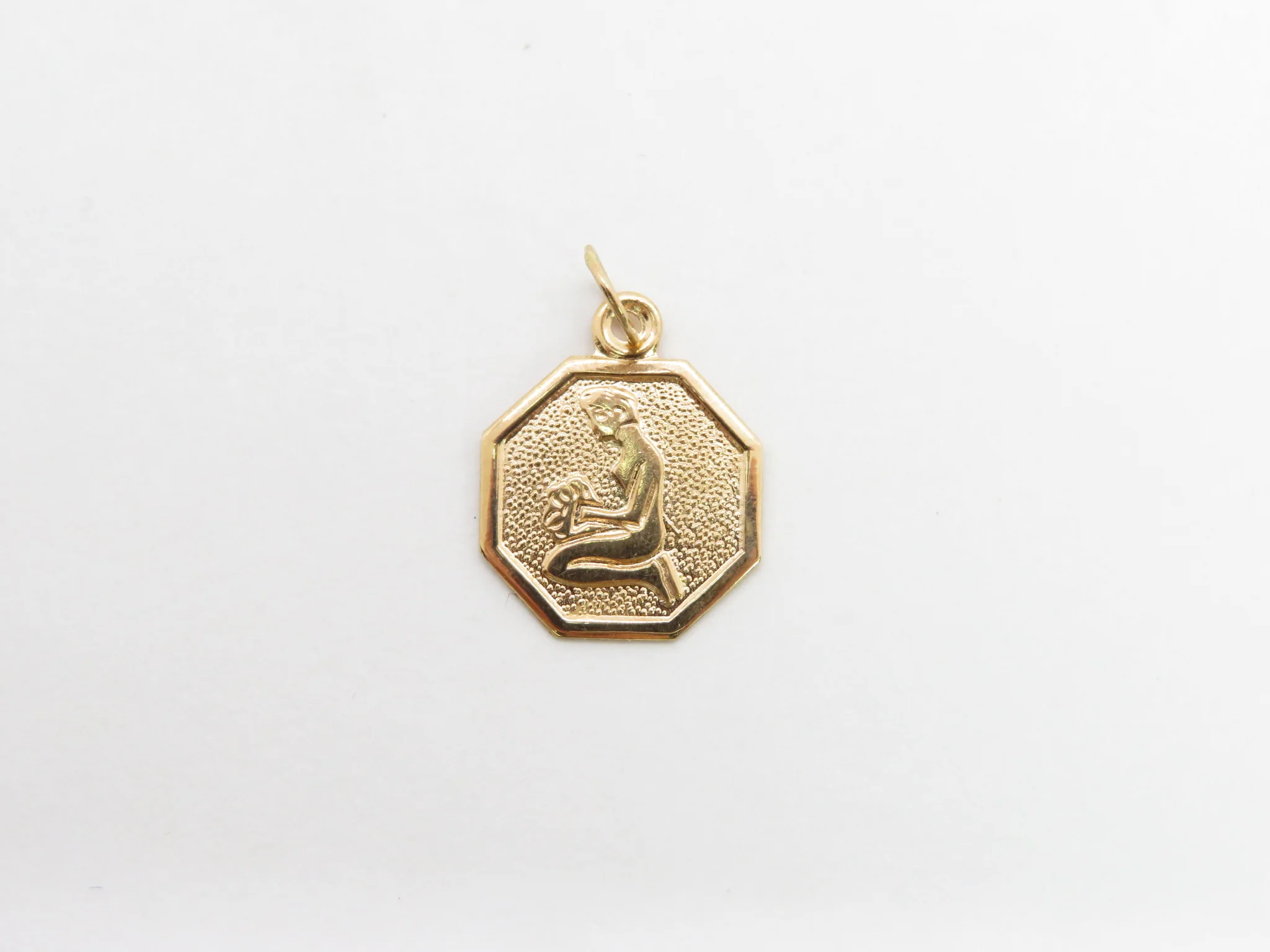 19.25k Yellow Gold Octagonal Zodiac Pendant - Image 8