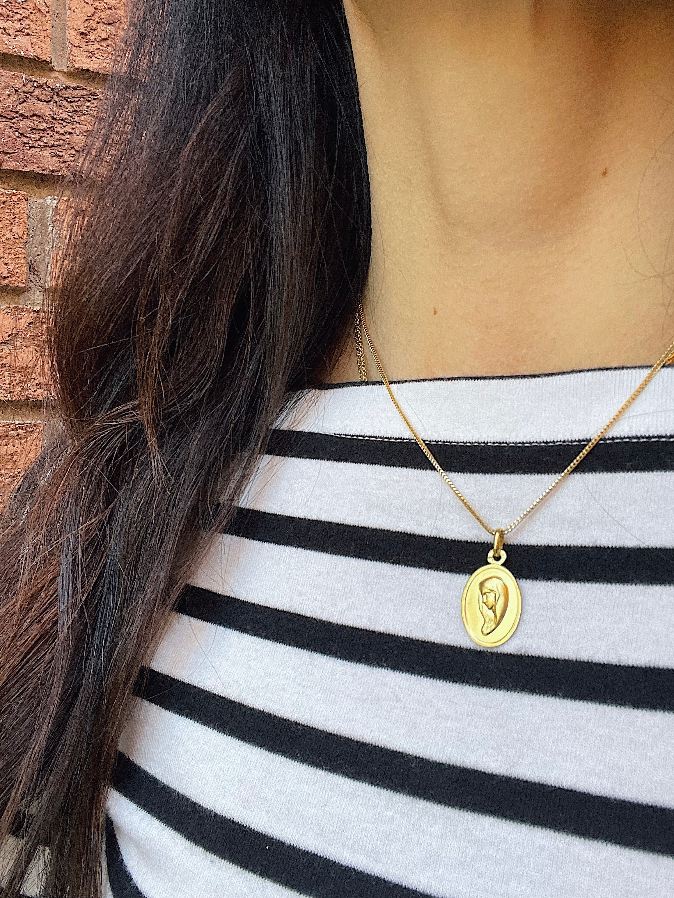 19.25k Yellow Gold Oval Side Swept Madonna Pendant - Image 5