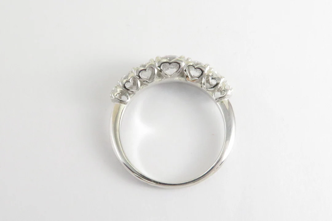 19.25k White Gold Graduated Ring - Image 4