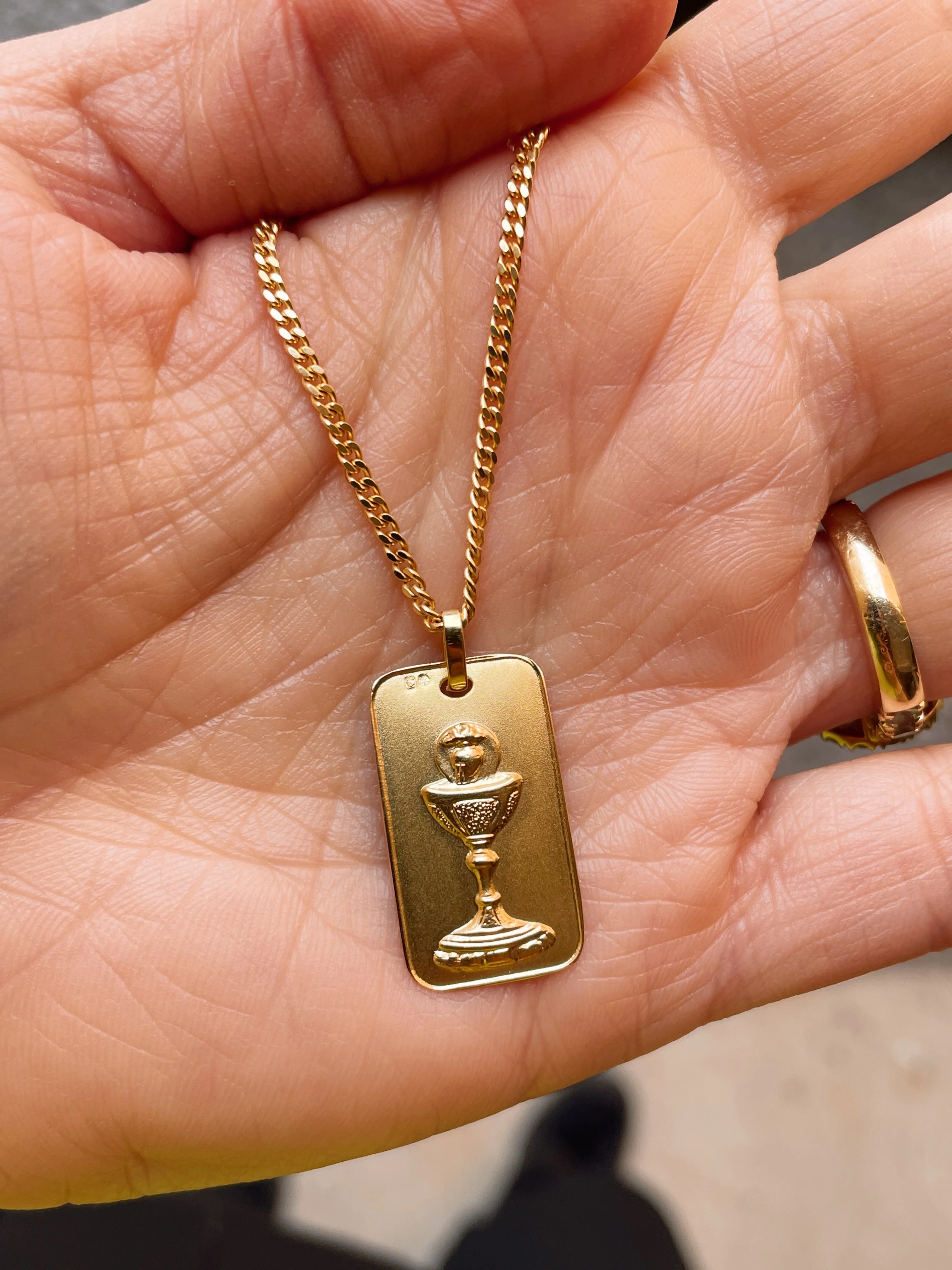 19.25k Yellow Gold Chalice Medallion - Image 4