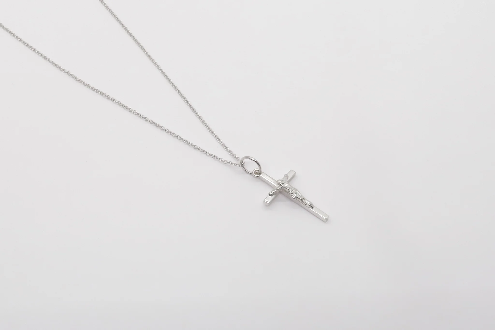 19.25k White Gold Squared Crucifix Pendant - Image 3